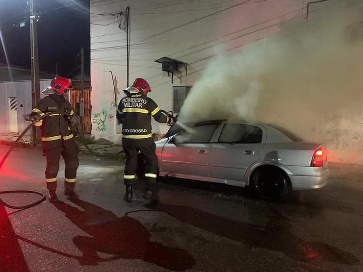 Carro pega fogo no Primavera 3 e Bombeiros controlam o fogo mas perda foi grande